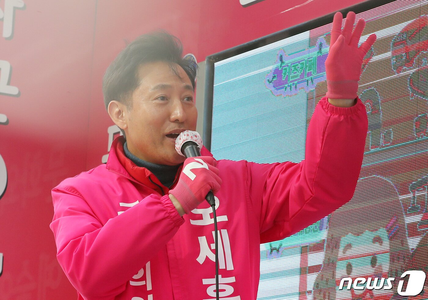 본문 이미지 - 오세훈 미래통합당 광진을 후보가 6일 오후 서울 광진구 구의동에서 시민들을 향해 지지를 호소하고 있다. 2020.4.6/뉴스1 ⓒ News1 박지혜 기자