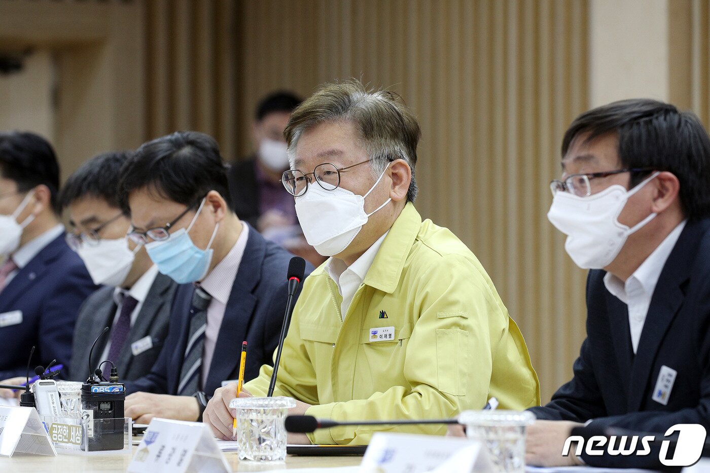 본문 이미지 - 이재명 경기도지사가 6일 오후 경기도청 상황실에서배달앱 독과점 및 불공정거래 관련 대책 회의를 주재하고 있다.(경기도 제공)ⓒ 뉴스1