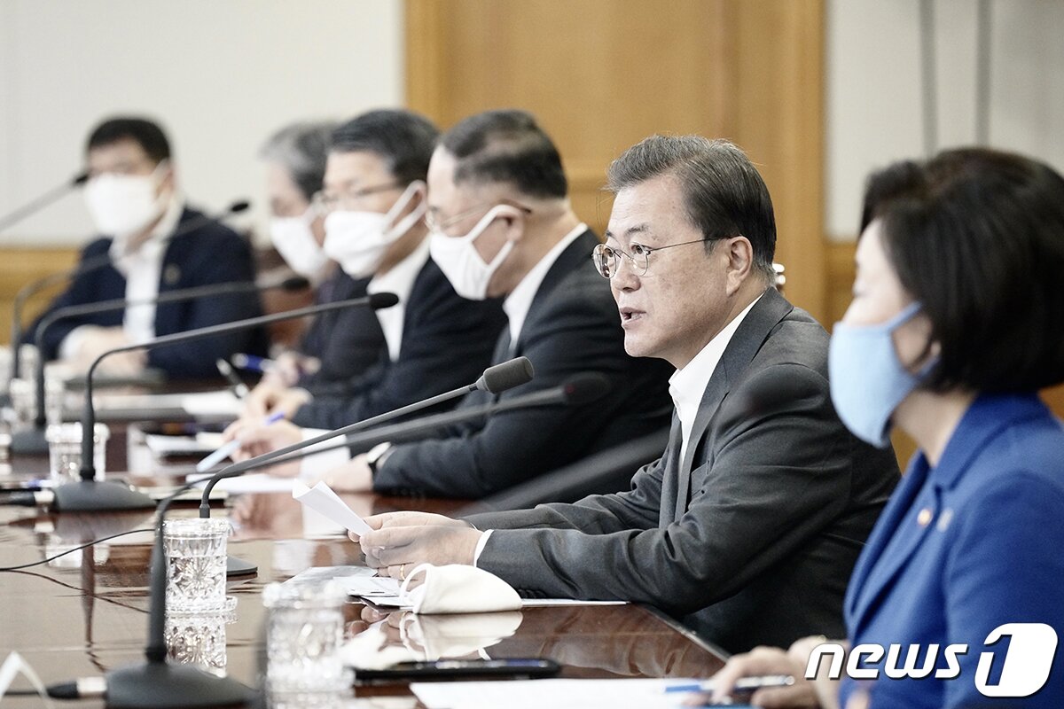 본문 이미지 - 문재인 대통령이 6일 서울 중구 은행연합회에서 열린 코로나19 대응 기업·소상공인 긴급 금융지원 현장간담회에서 발언하고 있다. (청와대 제공) 2020.4.6/뉴스1