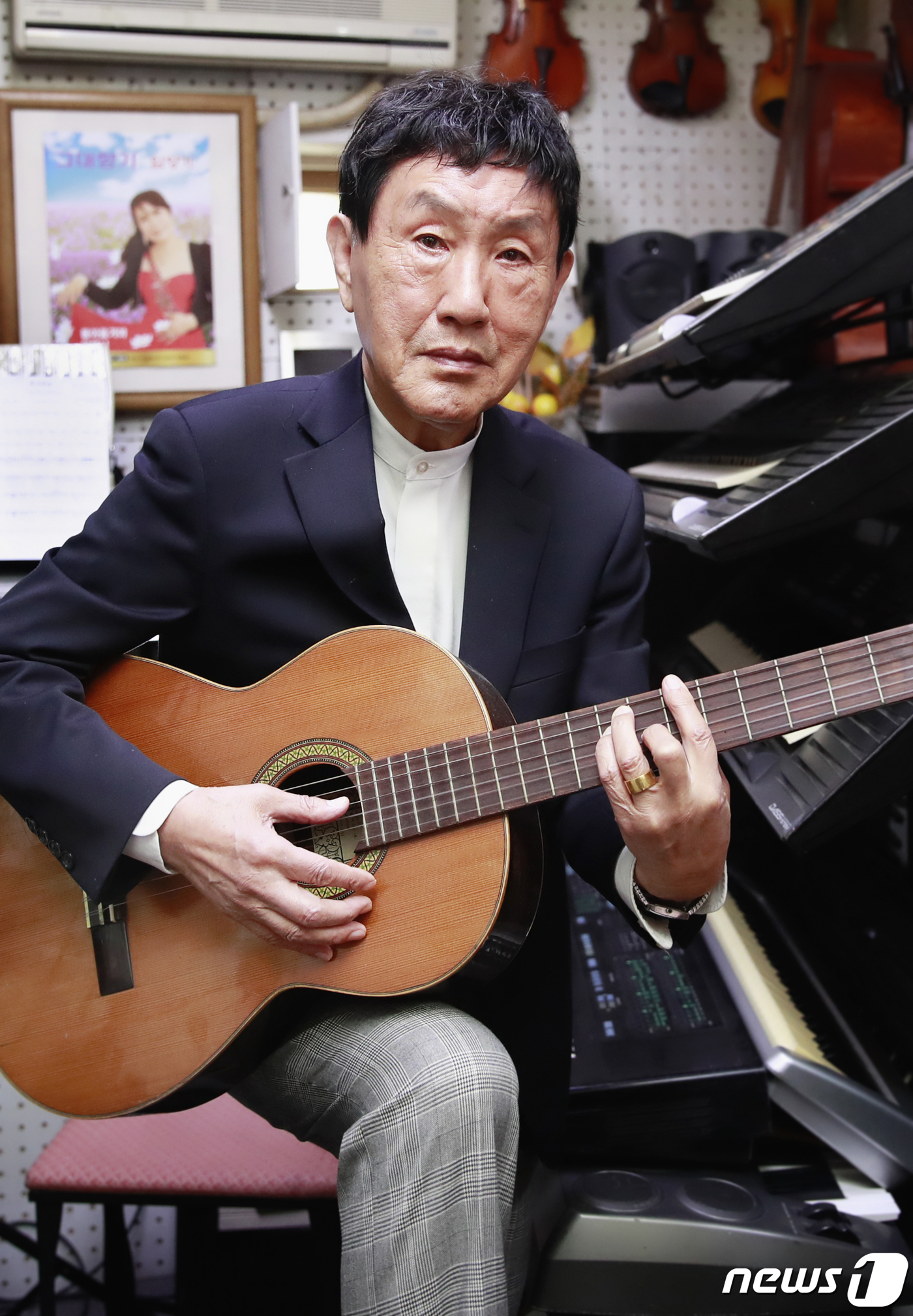 (서울=뉴스1) 권현진 기자 = ‘박토벤’ 박현우가 지난 6일 서울 종로구 동묘역 인근 작업실에서 열린 뉴스1과의 인터뷰에 앞서 포즈를 취하고 있다. 박현우는 유산슬(유재석)의 트 …