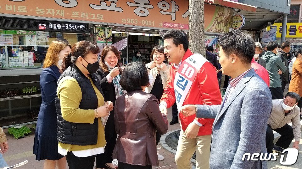 본문 이미지 - 김태호 무소속 산청함양거창합천 국회의원 후보가 지역 주민들을 만나고 있다ⓒ 뉴스1