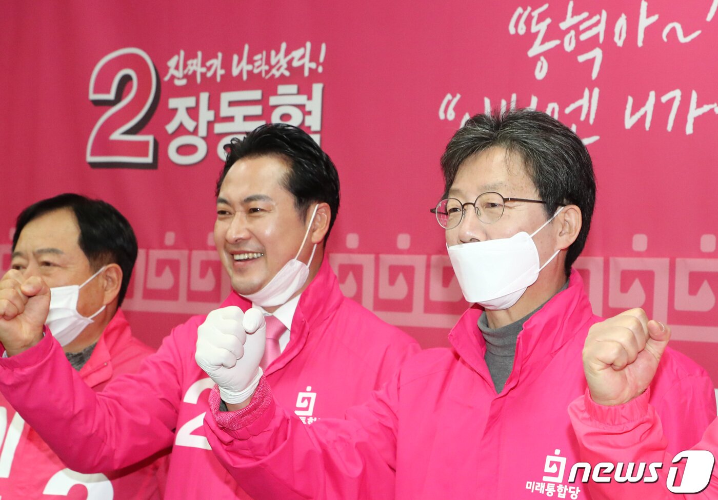 본문 이미지 - 유승민 미래통합당 의원이 7일 오전 대전 유성구 장동혁 유성구갑 후보 사무실에서 열린 청년 간담회에 참석해 장동혁 후보와 필승 결의를 하고 있다. 2020.4.7/뉴스1 ⓒ News1 김기태 기자