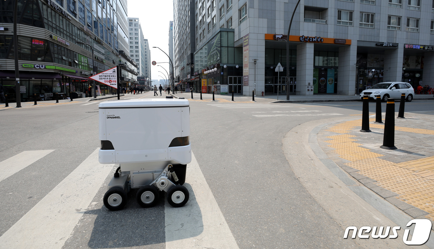 (서울=뉴스1) 박지혜 기자 = 신종 코로나바이러스 감염증(코로나19)의 확산으로 비대면 음식 주문·배달이 늘어난 가운데 직장인 식사 시장에 로봇 배송이 접목됐다.7일 서울 강서구 …