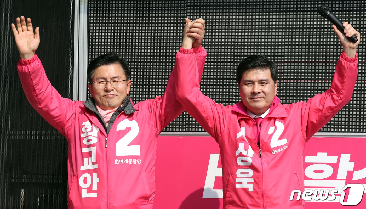 본문 이미지 - 황교안 미래통합당 종로구 후보와 지상욱 중구성동구을 후보가 7일 서울 중구 신당동 중앙시장앞에서 합동 거리유세를 하고 있다. 2020.4.7/뉴스1 ⓒ News1 김명섭 기자