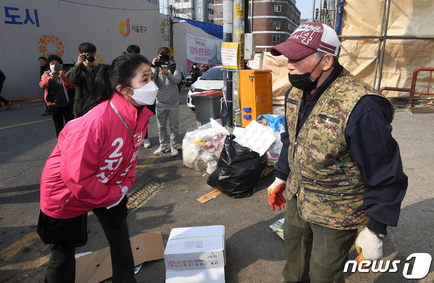 (서울=뉴스1) 안은나 기자 = 4.15 총선 서울 중구성동구을에 출마하는 지상욱 미래통합당 후보의 부인 심은하 씨가 7일 오후 서울 중구 약수시장에서 유권자들을 향해 남편의 지지 …