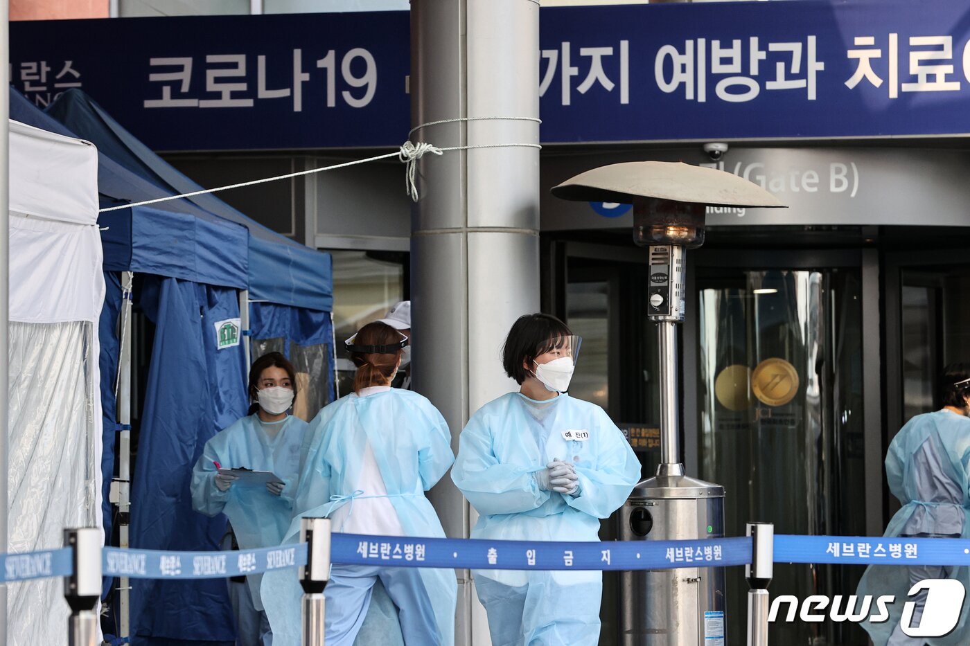 본문 이미지 - 신촌 세브란스병원에서 국내 처음으로 혈장치료를 받은 신종 코로나바이러스 감염중(코로나19) 확진자 2명이 모두 완치 판정을 받았다. 최준용 세브란스병원 감염내과 교수팀은 7일 코로나19 위중 환자 두 명을 대상으로 완치자의 혈장을 주입한 결과 증세가 환자 2명 모두 완치됐으며, 그중 한 명은 퇴원했다고 밝혔다. 이날 서울 서대문구 신촌세브란스 병원 안심진료소에서 의료진이 분주히 움직이고 있다. 2020.4.7/뉴스1 ⓒ News1 이승배 기자