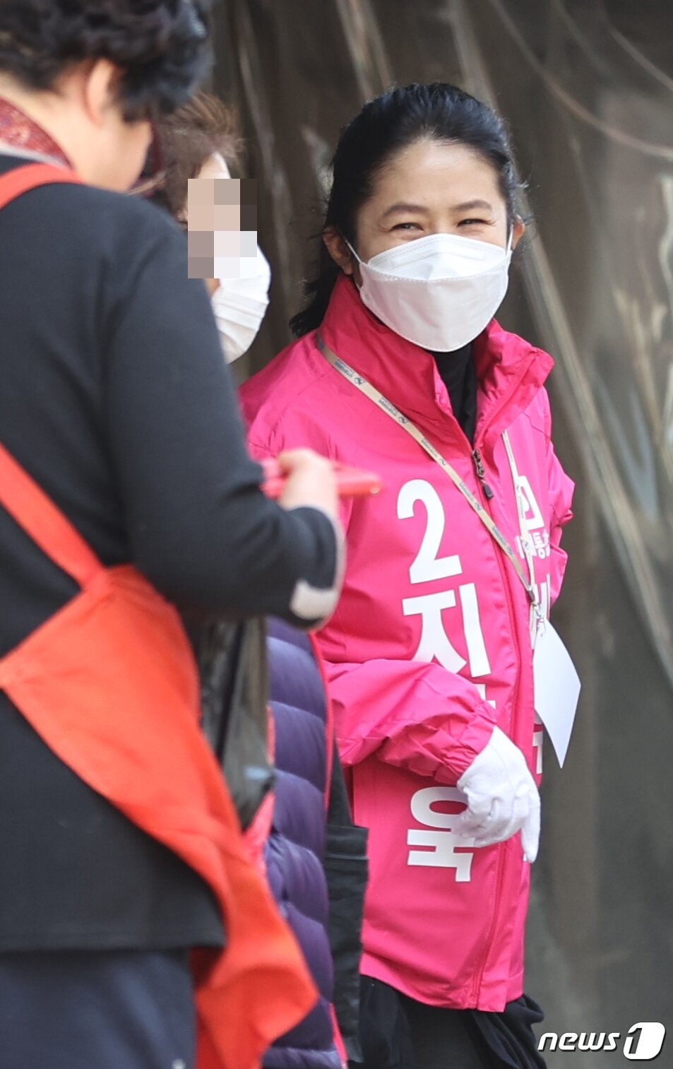 본문 이미지 - 4.15 총선 서울 중구성동구을에 출마하는 지상욱 미래통합당 후보의 부인 심은하 씨가 7일 오후 서울 중구 약수시장에서 유권자들을 향해 남편의 지지를 호소하고 있다. 2020.4.7/뉴스1 ⓒ 뉴스1 추연화 기자