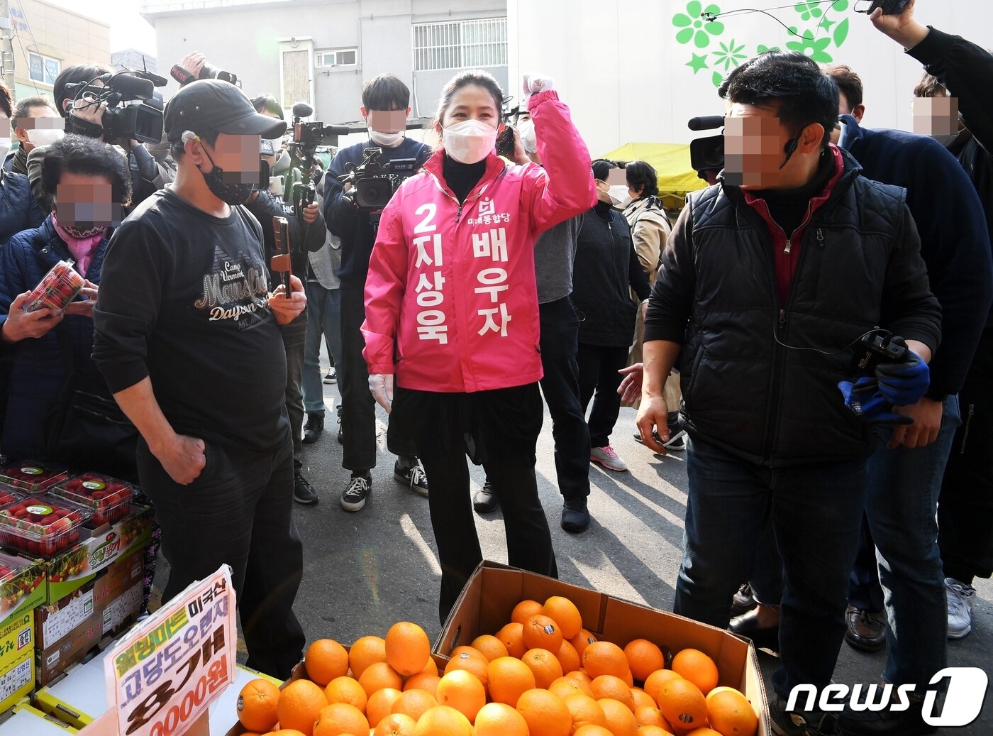 본문 이미지 - 4.15 총선 서울 중구성동구을에 출마하는 지상욱 미래통합당 후보의 부인 심은하 씨가 7일 오후 서울 중구 약수시장에서 유권자들을 향해 남편의 지지를 호소하고 있다. 2020.4.7/뉴스1 ⓒ 뉴스1 추연화 기자