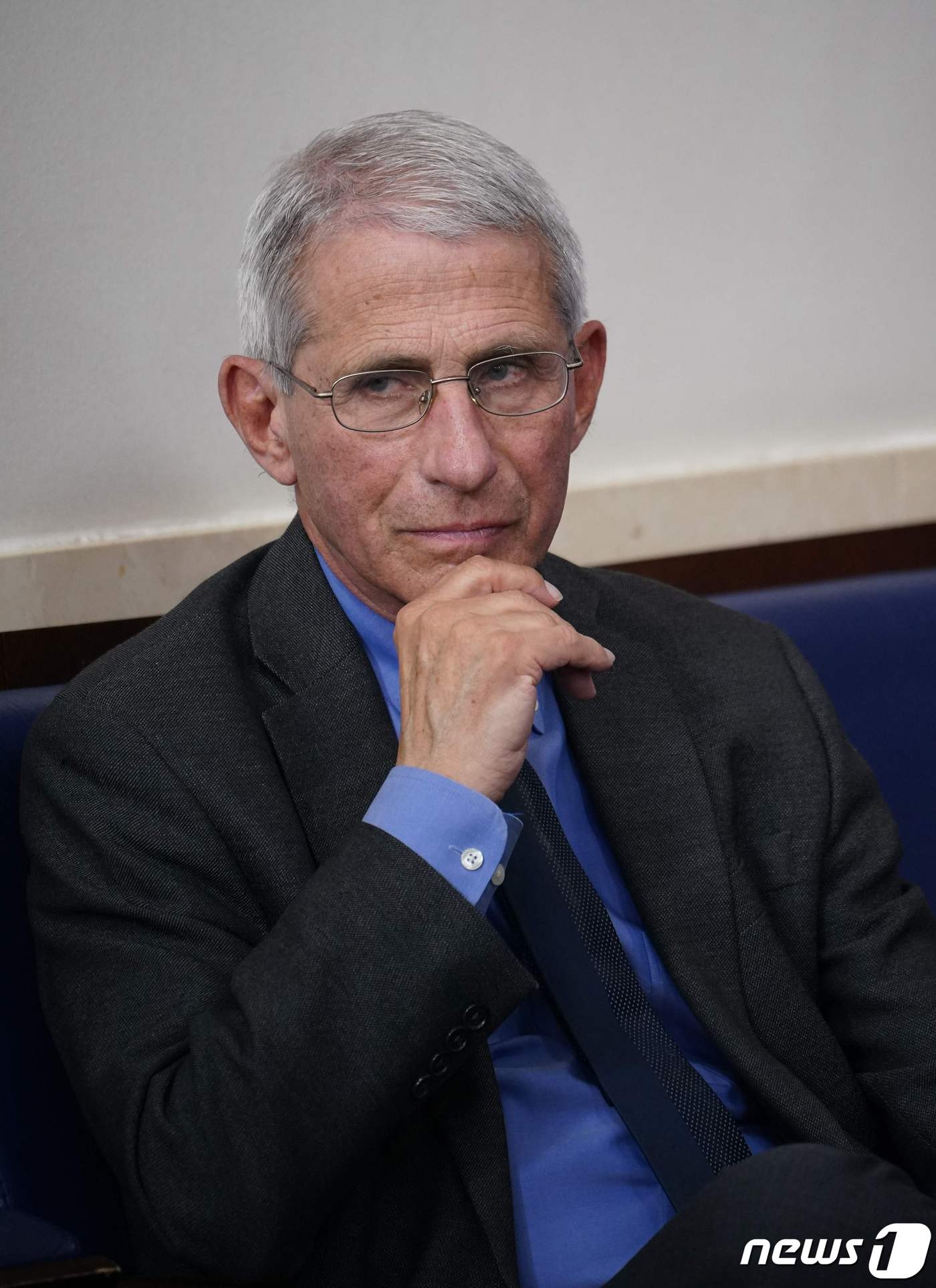 (워싱턴 AFP=뉴스1) 우동명 기자 = 앤서니 파우치 미국 국립알레르기감염증연구 소장이 7일(현지시간) 워싱턴 백악관에서 열린 코로나19 태스크포스 브리핑을 듣고 있다.ⓒ AFP …