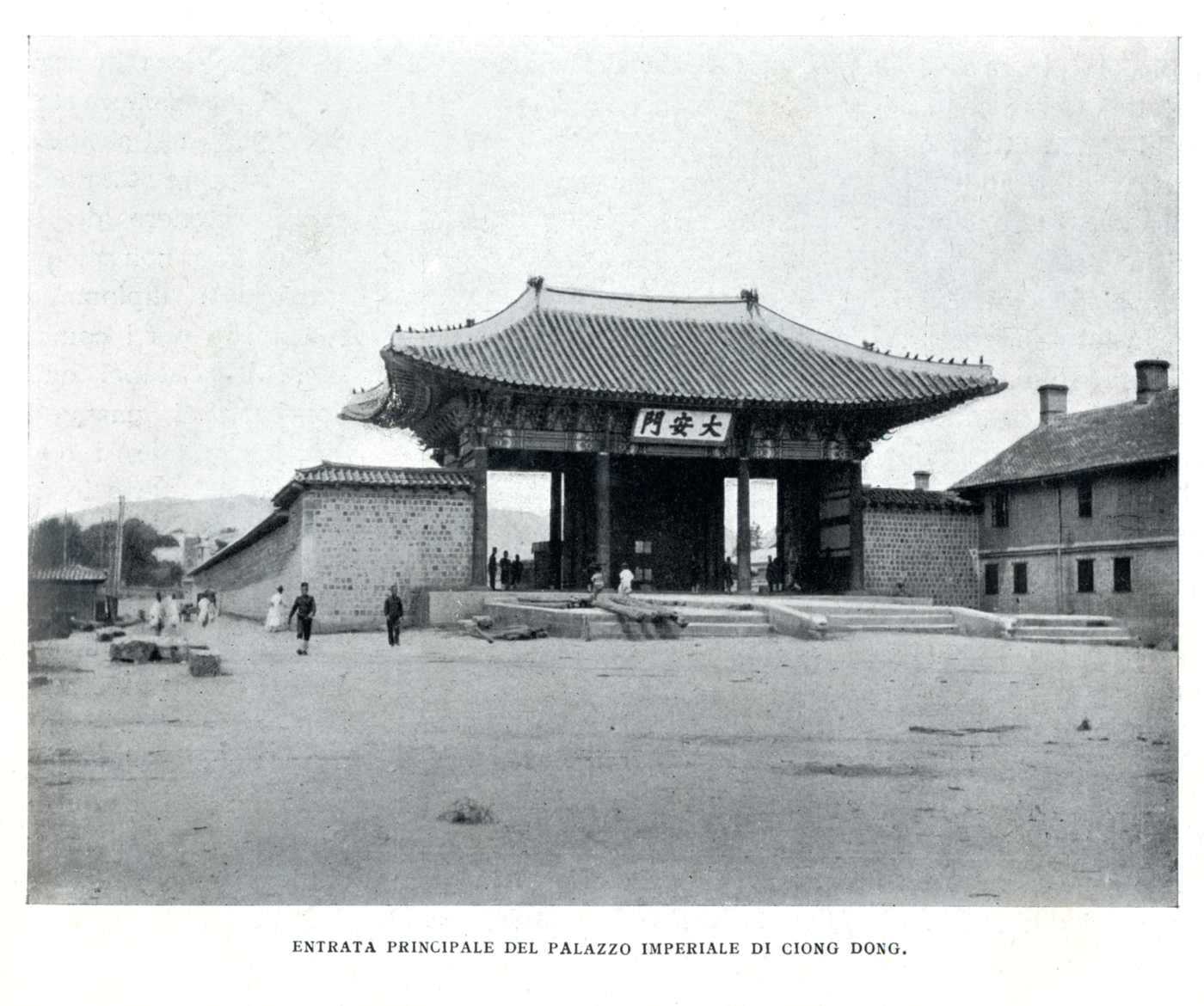 본문 이미지 - 덕수궁 대한문 월대(1902~1903년쯤 촬영). 꼬레아 에 꼬레아니 사진해설판 수록.(문화재청 제공)ⓒ 뉴스1