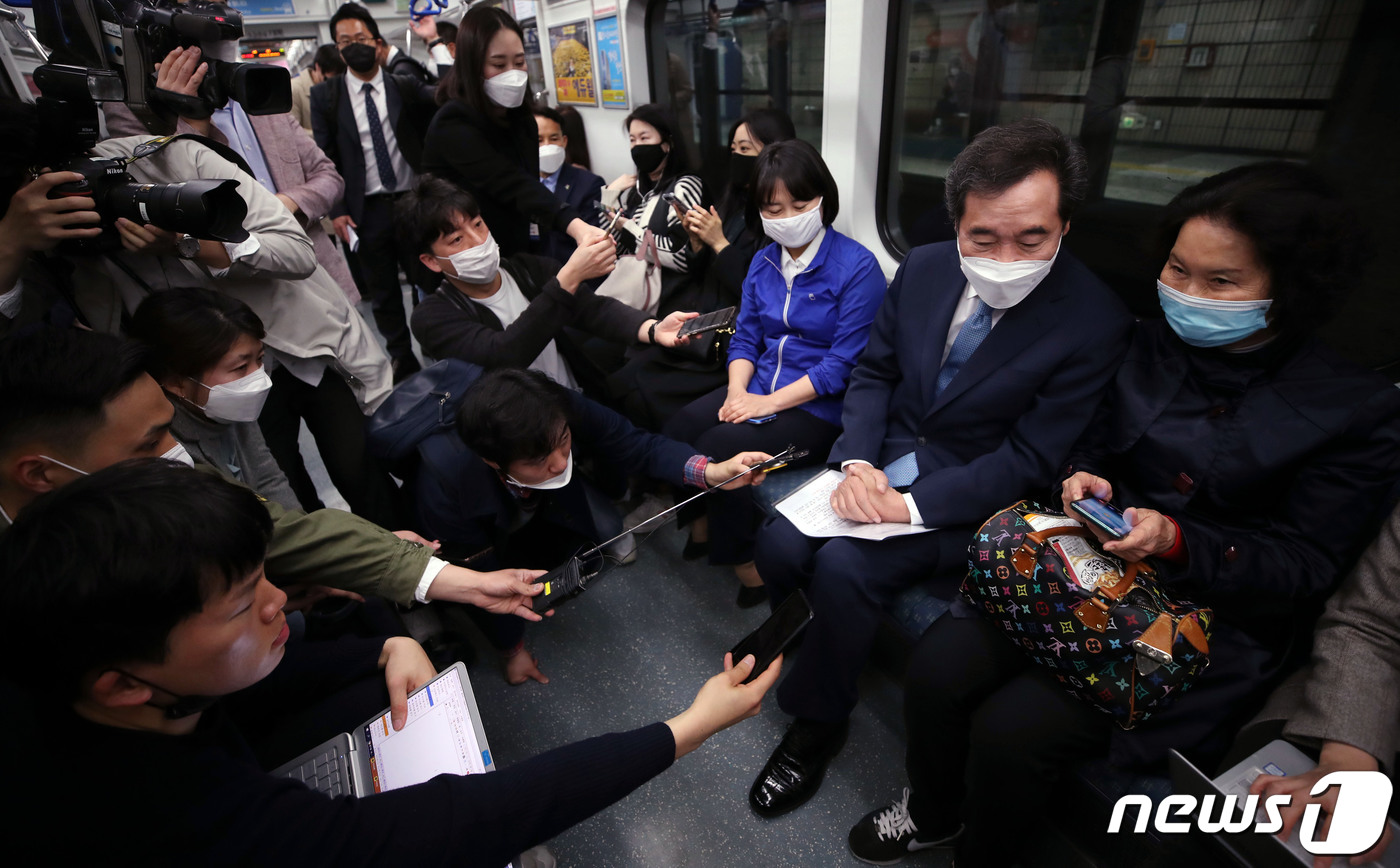 (부산=뉴스1) 임세영 기자 = 이낙연 더불어민주당 상임공동선대위원장이 8일 부산 지하철 남포역에서 서면역으로 이동하다 한 시민과 대화하고 있다.  2020.4.8/뉴스1