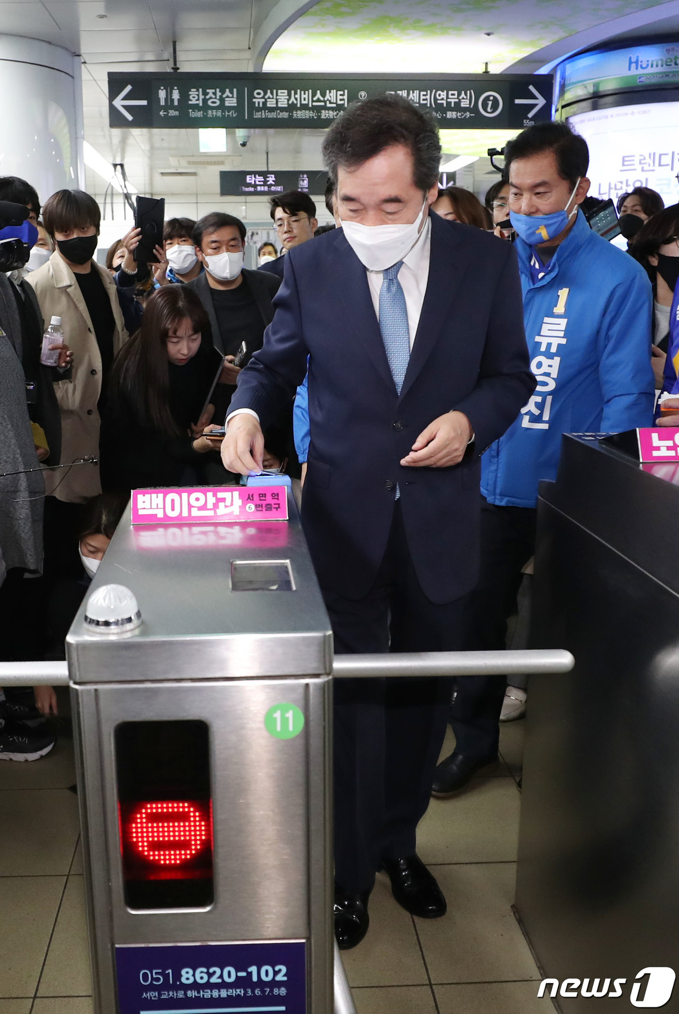 (부산=뉴스1) 임세영 기자 = 이낙연 더불어민주당 공동상임선대위원장이 8일 부산 서면역에서 부산 진구갑 김영춘 후보, 진구을 류영진 후보 지원유세를 한 후 주례역으로 이동하기 위 …