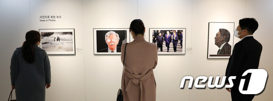 한국보도사진전 개막...사회적 거리두며 관람