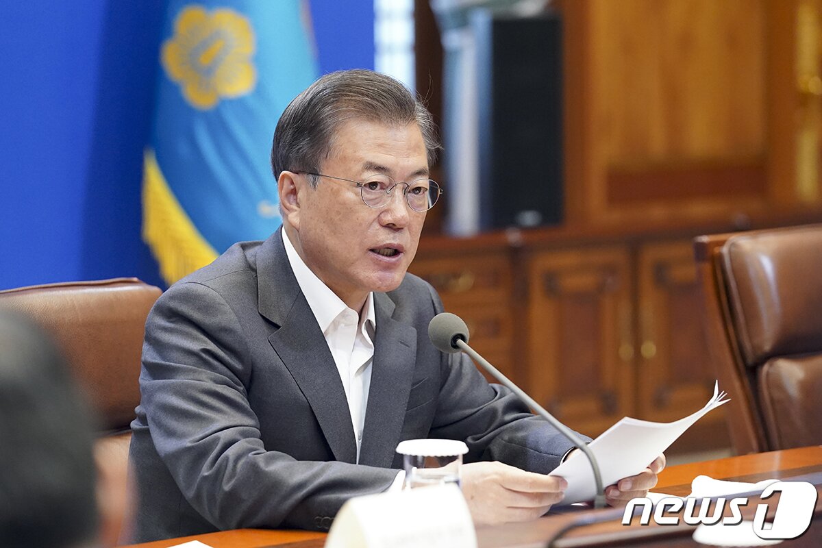 본문 이미지 - 정부가 이번주 문재인 대통령이 주재하는 5차 비상경제회의를 열고 기간산업과 고용안정 지원안을 논의한다. 문재인 대통령이 지난  4월 8일 청와대 본관 집현실에서 열린 제4차 비상경제회의에서 발언을 하고 있다. (청와대 제공) 2020.4.8/뉴스1