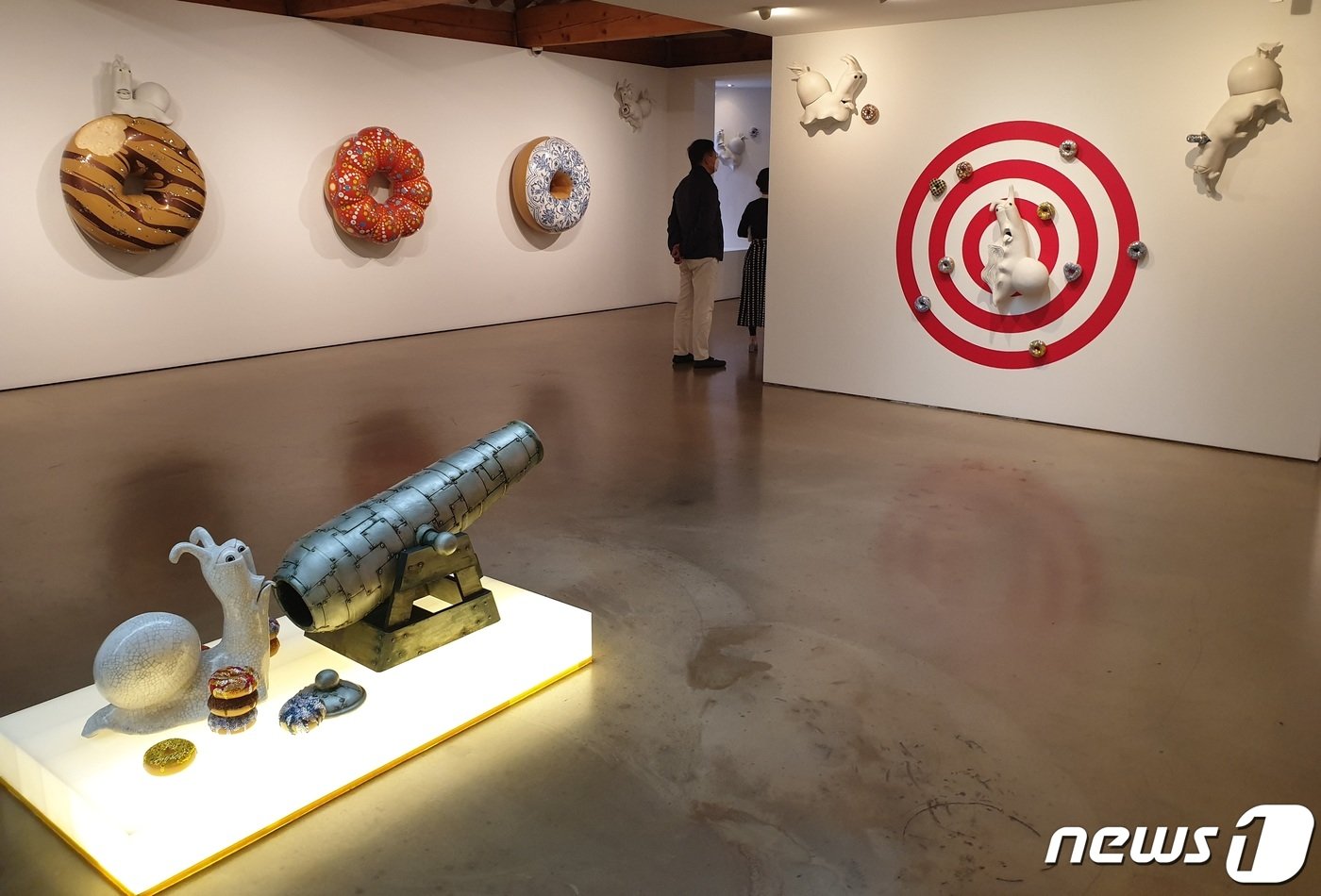 본문 이미지 - 김재용 개인전 '도넛 피어' 전시장 전경.ⓒ 뉴스1 이기림 기자