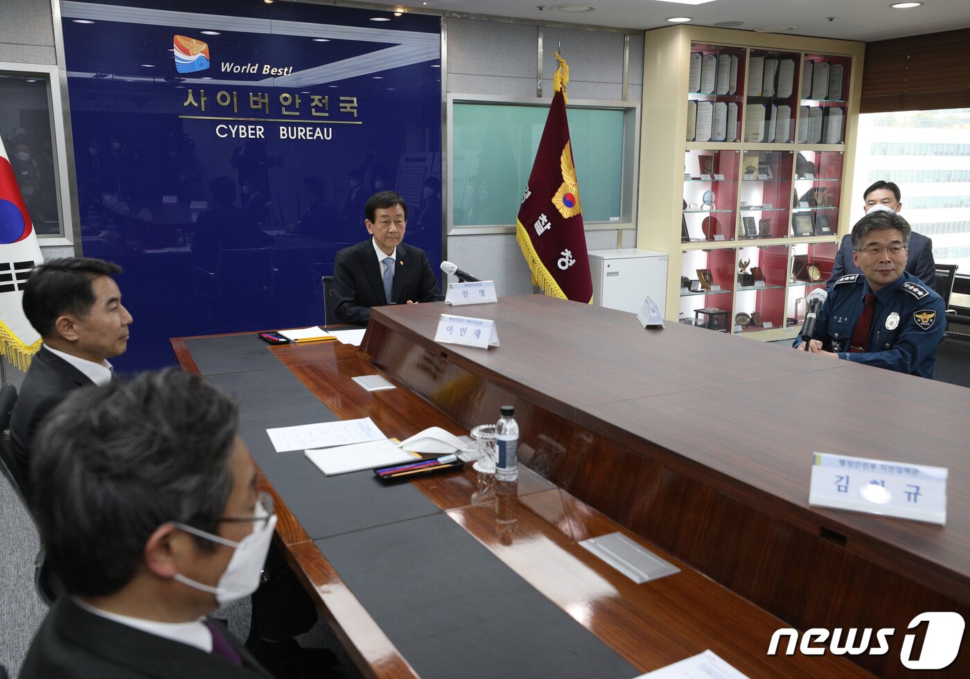 본문 이미지 - 진영 행정안전부 장관이 지난 4월8일 오후 'n번방'과 '박사방' 등 디지털 성범죄를 집중 수사 중인 서울 서대문구 경찰청을 찾아 민갑룡 경찰청장과 대화를 나누고 있다. ⓒ News1 신웅수 기자