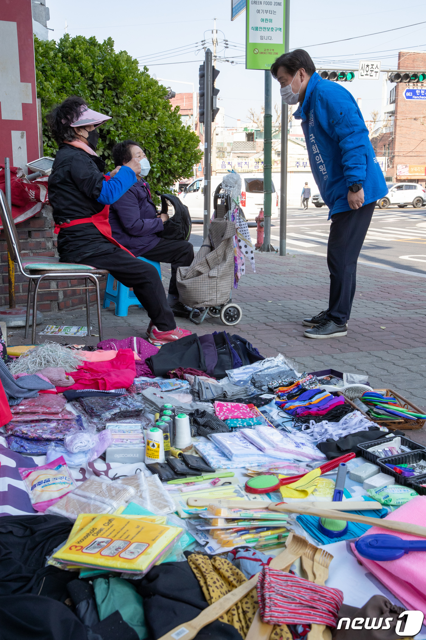 (서울=뉴스1) 이재명 기자 = 기동민 더불어민주당 성북구을 후보가 8일 오후 서울 성북구 장위3동 일대에서 시민들에게 지지를 호소하고 있다. 2020.4.8/뉴스1