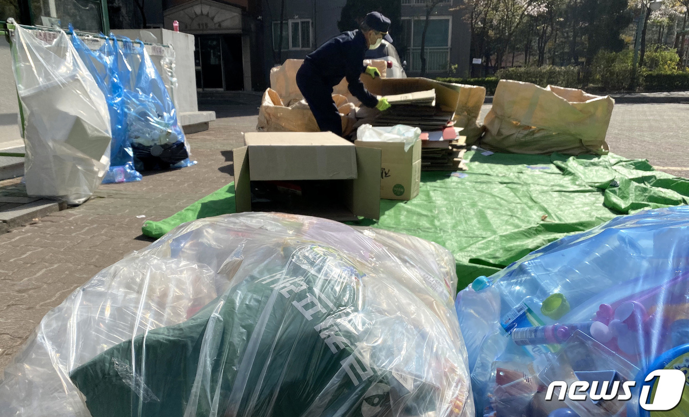 (서울=뉴스1) 박지혜 기자 = 신종 코로나바이러스 감염증(코로나19) 여파로 온라인 쇼핑과 음식 배달 같은 비대면 소비가 늘면서 일회용품 쓰레기 배출량이 증가했다.8일 오후 서울 …