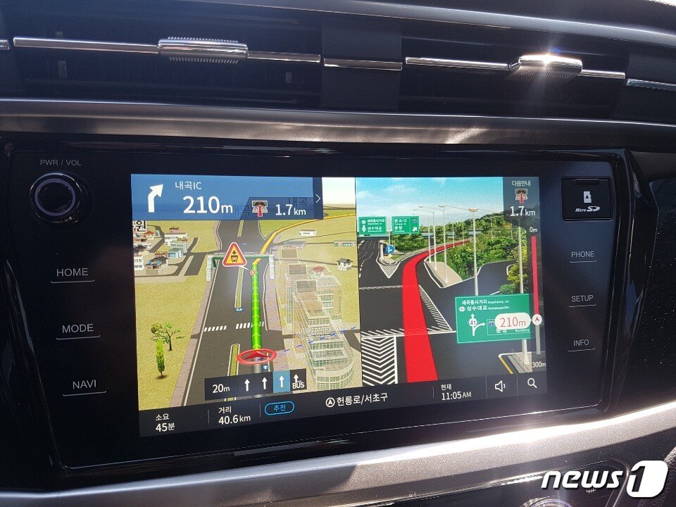 본문 이미지 - 쌍용차 리스펙 코란도&티볼리에 탑재된 커넥티드 내비게이션 모습. 실시간 교통정보 및 맵 업데이트를 제공할 뿐 아니라 실제 도로 모습을 거의 그대로 구현해 식별하기 편했다.ⓒ 뉴스1