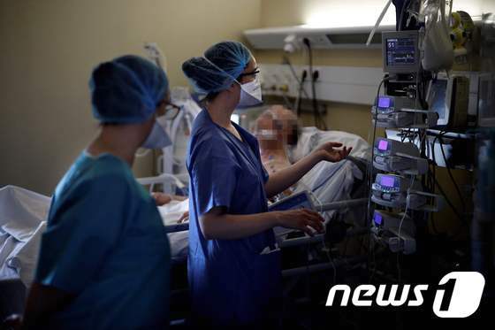 프랑스 파리의 한 병원 중환자실에서 의료진이 코로나19 환자를 돌보고 있다. © AFP=뉴스1