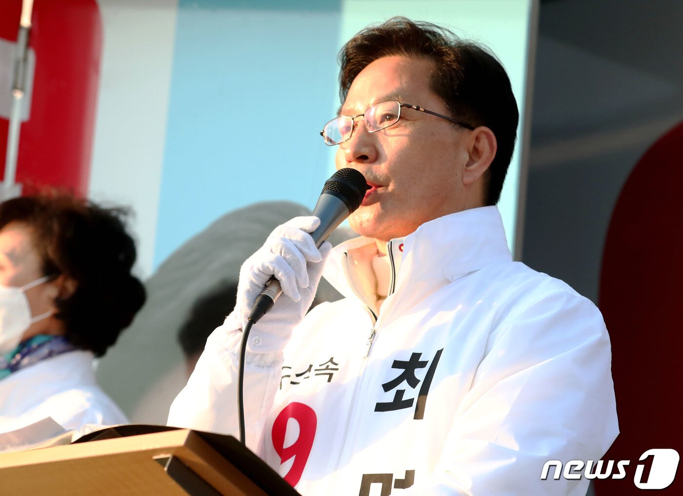 본문 이미지 - 최명희 무소속 후보가 8일 오후 강원 강릉시 6주공 오거리에서 '강릉 3선 시장'을 슬로건으로 내세우며 지지를 호소하고 있다. 2020.4.8/뉴스1 ⓒ News1 장시원 인턴기자