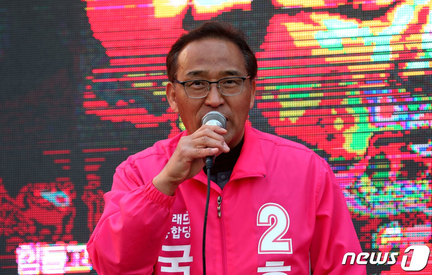 본문 이미지 - 8일 오후 5시 강원 강릉시 홈플러스 사거리 앞에서 통합당 홍윤식 후보가 지지를 호소하며 거리유세에 나섰다. 2020.4.8/뉴스1 ⓒ News1 장시원 인턴기자