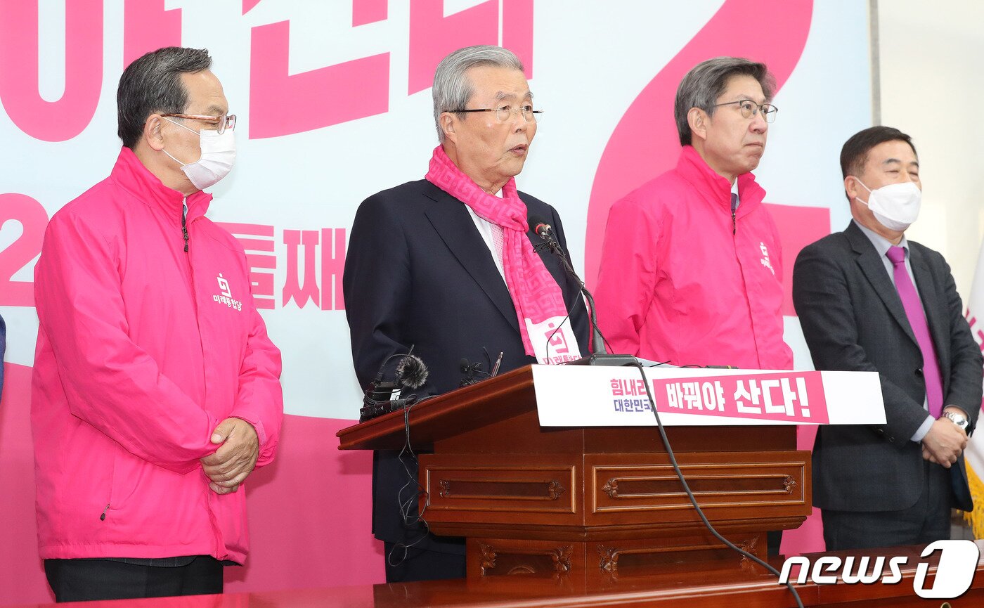 본문 이미지 - 김종인 미래통합당 총괄선대위원장이 9일 오전 서울 여의도 국회에서 기자회견을 하고 있다. 2020.4.9/뉴스1 ⓒ News1 박세연 기자