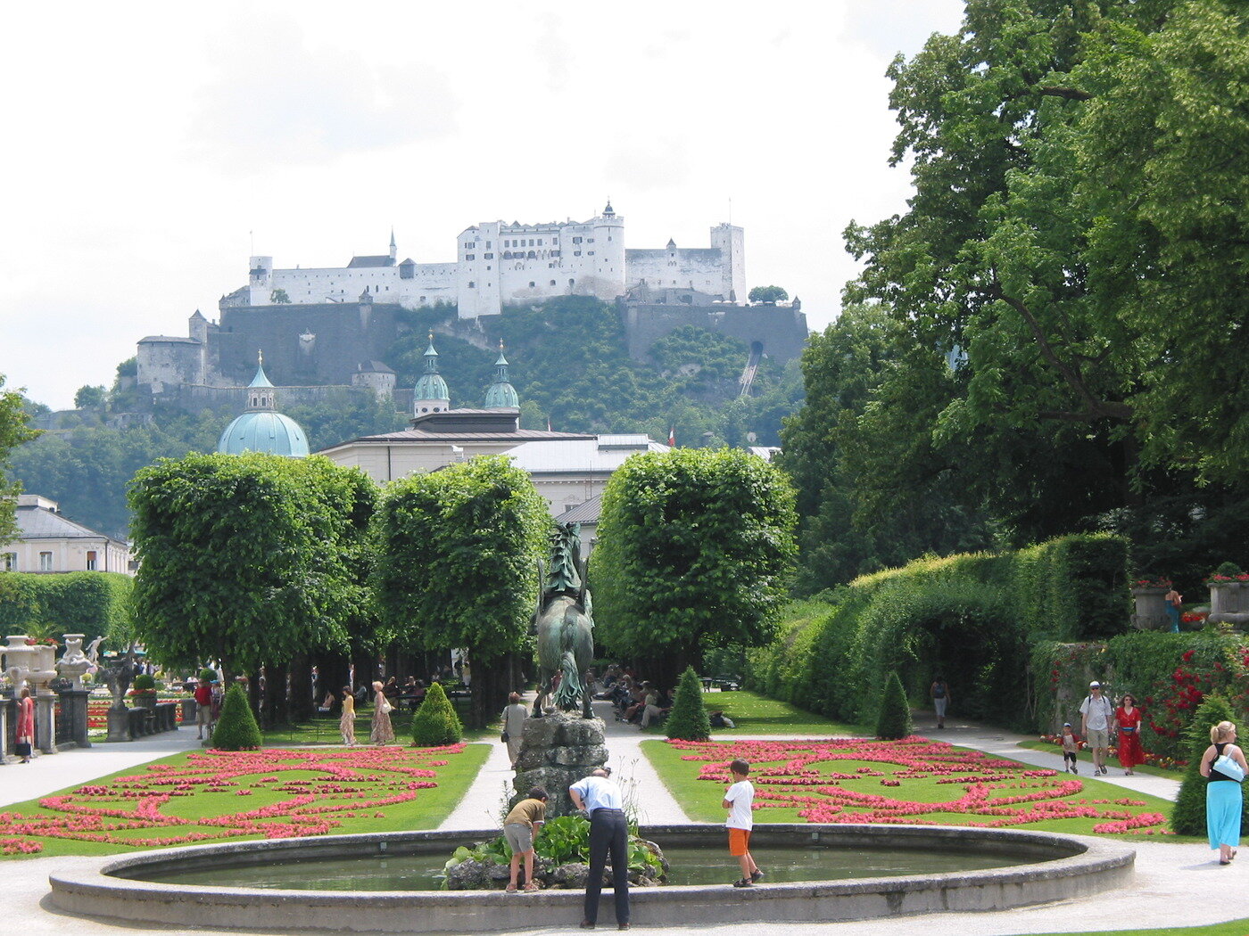 본문 이미지 - '도레미송'의 무대로 나오는 미라벨 정원. 뒤로 보이는 곳이 구시가와 호엔 잘츠부르크 성이다. 조성관 작가