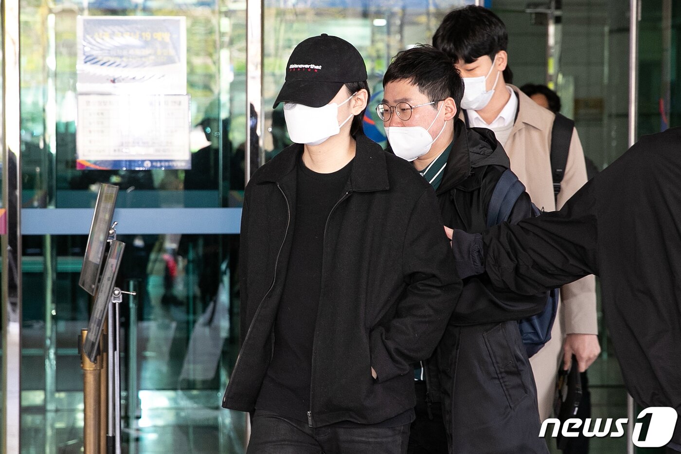 본문 이미지 - 음주운전 사고를 내고 운전자를 바꿔치기 한 혐의 등으로 불구속 기소된 장제원 미래통합당 의원의 아들 래퍼 노엘(장용준)이 9일 오전 서울 마포구 서울서부지방법원에서 열린 첫 공판을 마치고 청사를 나서고 있다. 2020.4.9/뉴스1 ⓒ News1 이승배 기자