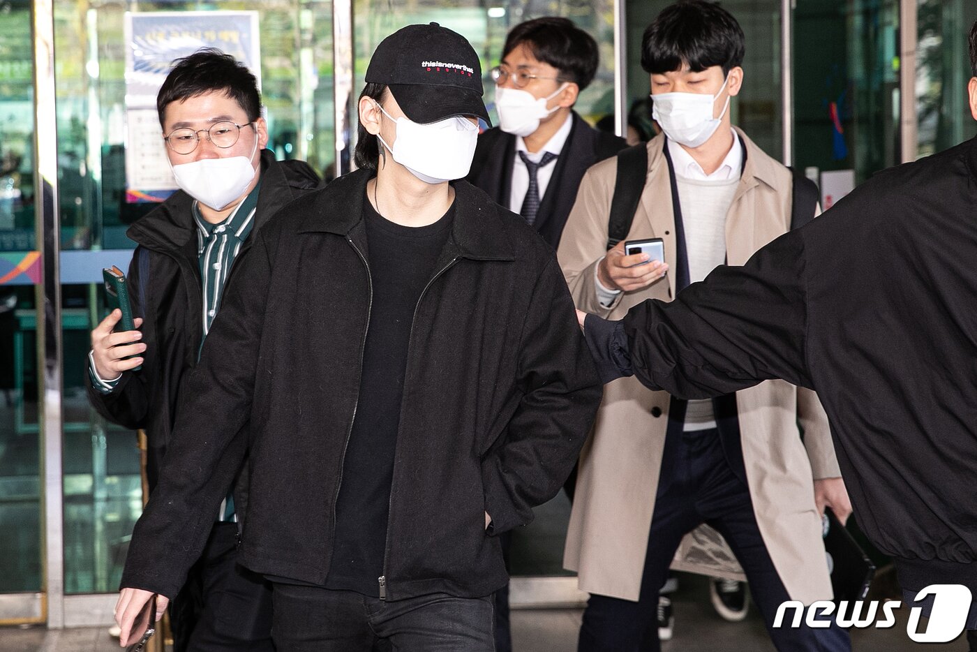 본문 이미지 - 음주운전 사고를 내고 운전자를 바꿔치기 한 혐의 등으로 불구속 기소된 장제원 미래통합당 의원의 아들 래퍼 노엘(장용준)이 9일 오전 서울 마포구 서울서부지방법원에서 열린 첫 공판을 마치고 청사를 나서고 있다. 2020.4.9/뉴스1 ⓒ News1 이승배 기자