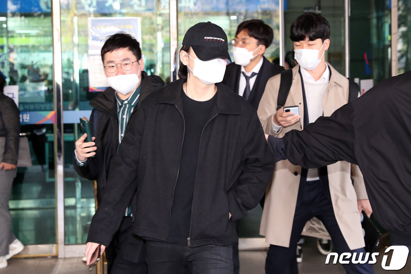 본문 이미지 - 음주운전 사고를 내고 운전자를 바꿔치기 한 혐의 등으로 불구속 기소된 장제원 미래통합당 의원의 아들 래퍼 노엘(장용준)이 9일 오전 서울 마포구 서울서부지방법원에서 열린 첫 공판을 마치고 청사를 나서고 있다. 2020.4.9/뉴스1 ⓒ News1 이승배 기자