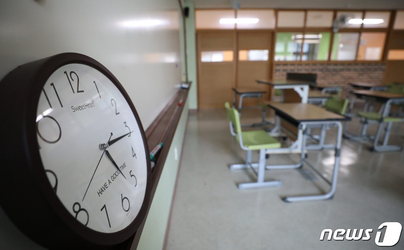 (서울=뉴스1) 박지혜 기자 = 신종 코로나바이러스 감염증(코로나19) 확산을 차단하기 위해 전국 중·고교가 이날 중3·고3부터 온라인으로 개학했다.9일 오전 서울 성동구 도선고등 …