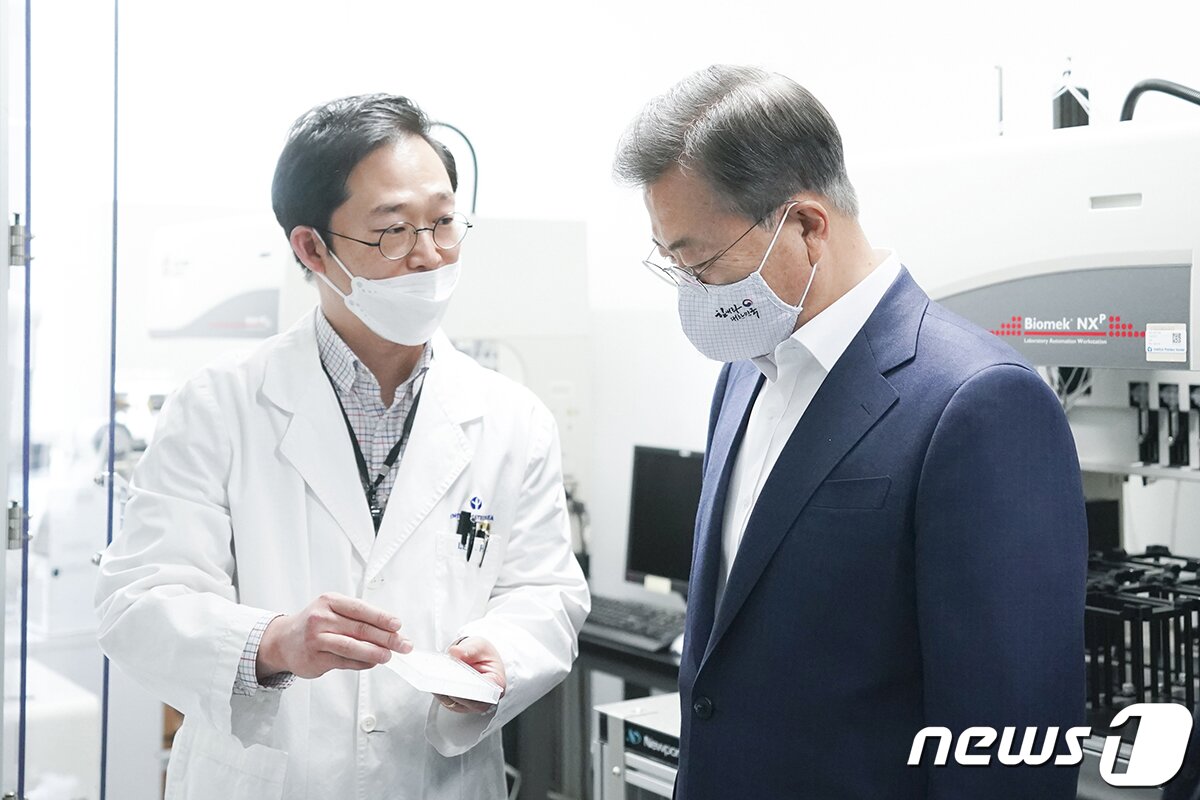 본문 이미지 - 문재인 대통령이 9일 경기도 성남 한국파스퇴르연구소 연구시설을 방문, 이홍근 한국파스퇴르연구소 선임연구원에게 약물 개발에 필요한 다양한 화합물질과 처리 과정에 대한 설명을 듣고 있다. (청와대 제공) 2020.4.9/뉴스1