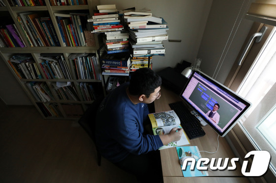 '온라인 개학'이 시작된 지난 4얼9일 고3 학생이 서울 강서구 집에서 원격수업을 듣고 있다./뉴스1 © News1 이광호 기자
