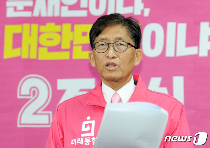 본문 이미지 - '광주는 제사에 매달리는 도시'라고 5·18 광주민주화운동을 폄훼하는 발언을 해 논란을 빚은 주동식 미래통합당 광주 서구을 후보가 9일 광주시의회 브리핑룸에서 기자회견을 열고 있다.2020.4.9/뉴스1 ⓒ News1 박준배 기자