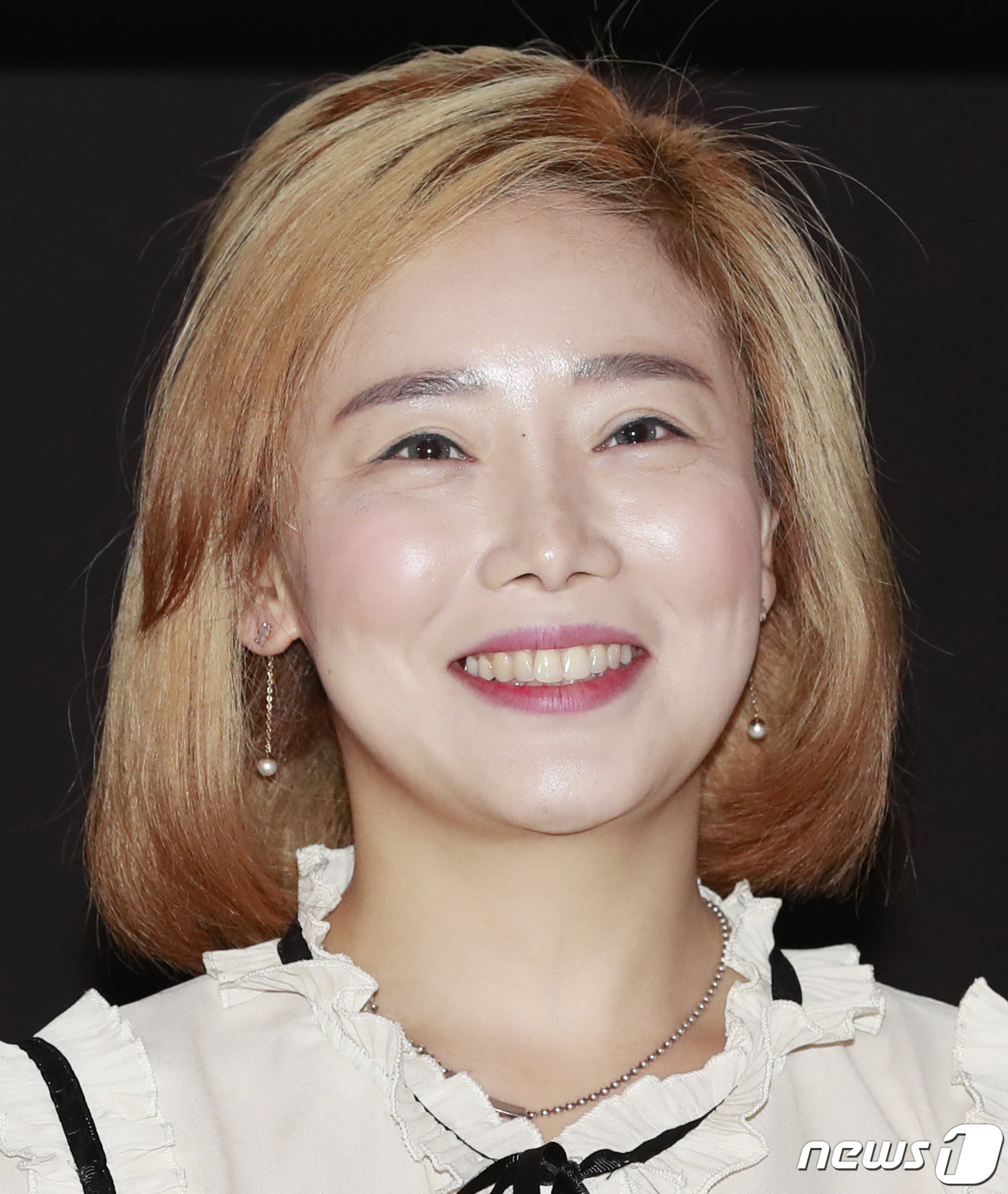 (서울=뉴스1) 권현진 기자 = 배우 이채담이 9일 오후 서울 중구 대한극장에서 열린 영화 '낮손님' 언론시사회 및 기자간담회에 참석해 미소를 짓고 있다.'낮손님'은 금요일 오후2 …