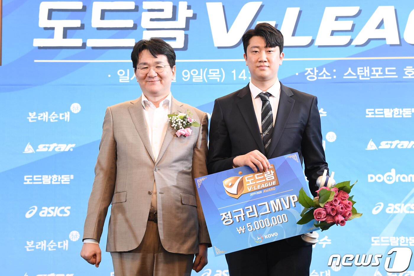 본문 이미지 - 우리카드 나경복이 9일 서울 마포구 상암동의 스탠포드호텔에서 열린 '도드람 2019-2020 V리그 팀·개인상 전달식'에서 조원태 한국배구연맹(KOVO) 총재로부터 정규리그 MVP를 받은 후 기념촬영을 하고 있다. (한국배구연맹 제공) 2020.4.9/뉴스1