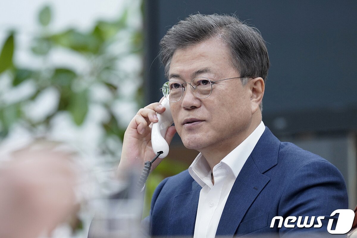 본문 이미지 - 문재인 대통령이 9일 청와대 여민관 소회의실에서 나렌드라 모디 인도 총리와 통화하고 있다. &#40;청와대 제공&#41; 2020.4.9/뉴스1