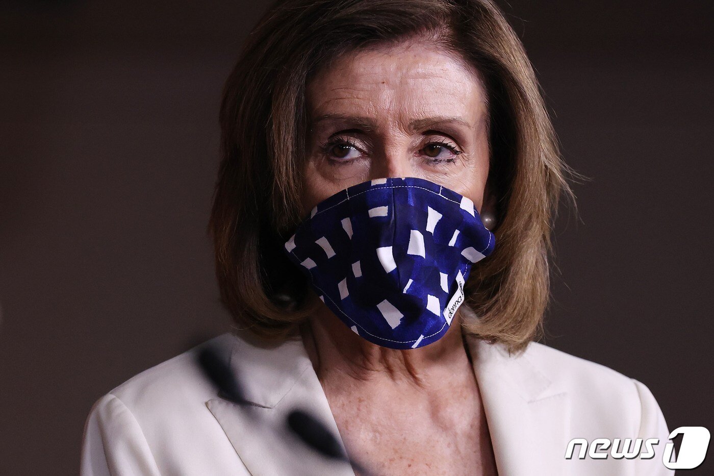 본문 이미지 - 낸시 펠로시 미국 하원의장이 마스크를 쓰고 기자회견을 하고 있다. ⓒ AFP=뉴스1 ⓒ News1 우동명 기자