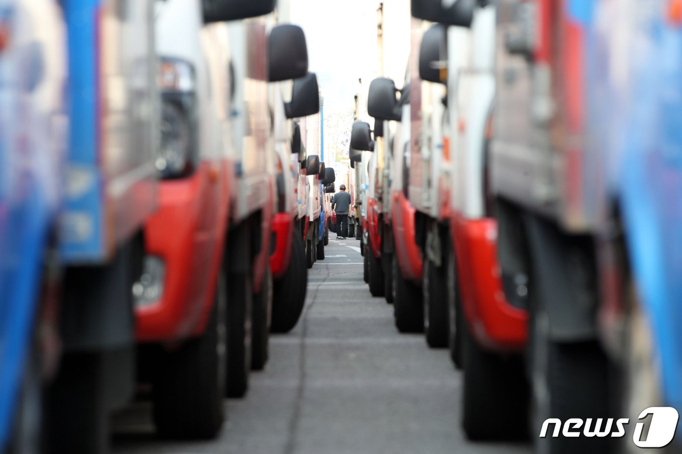 본문 이미지 - 전국택배연대노동조합원들이 130주년 노동절인 1일 오후 서울 여의도공원 인근에서 '택배노동자 진짜사장 규탄대회'를 열고 교섭거부하는 진짜사장 CJ대한통운과 우정사업본부 규탄, 특수고용노동자 차별철폐 등을 촉구하고 있다.2020.5.1/뉴스1 ⓒ News1 이광호 기자