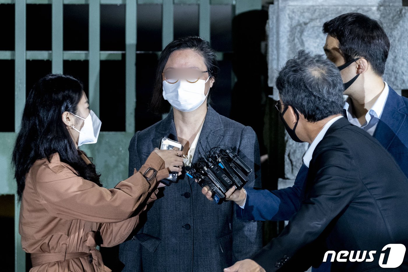 본문 이미지 - 조국 조국혁신당 대표의 배우자 정경심 동양대 교수가 2020년 5월 10일 새벽 구속 만료로 경기 의왕시 서울구치소를 나서는 모습. 2020.5.10/뉴스1 ⓒ News1 황기선 기자