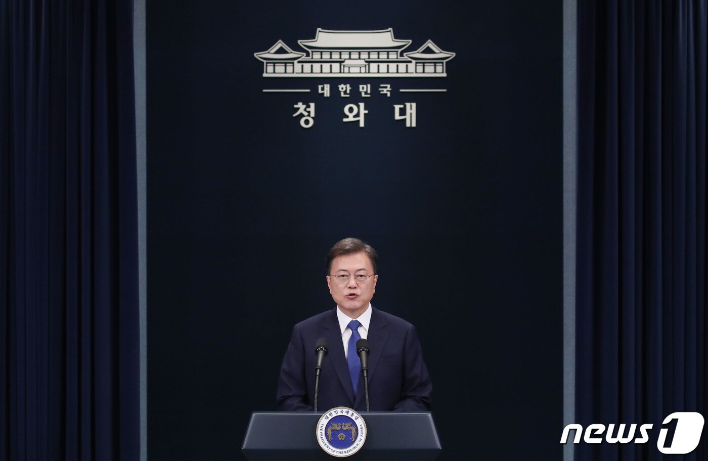 본문 이미지 - 문재인 대통령이 10일 청와대 춘추관에서 취임 3주년 특별연설을 하고 있다. 2020.5.10/뉴스1 ⓒ News1 박정호 기자