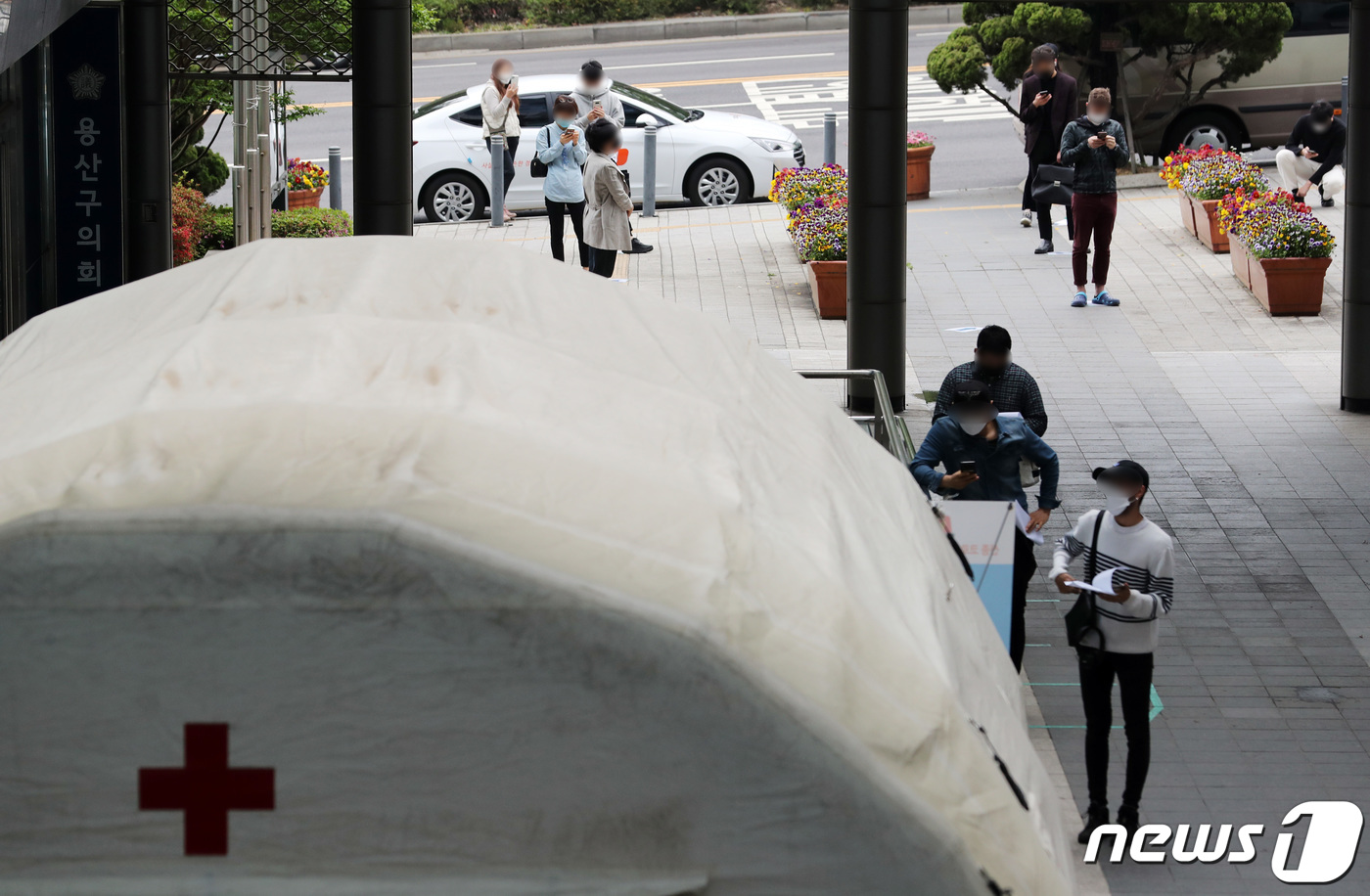 (서울=뉴스1) 이재명 기자 = 이태원 클럽 관련 신종 코로나바이러스 감염증(코로나19)의 지역 발생 확진자가 늘고 있는 10일 오후 서울 용산구보건소에 마련된 선별진료소를 찾은 …