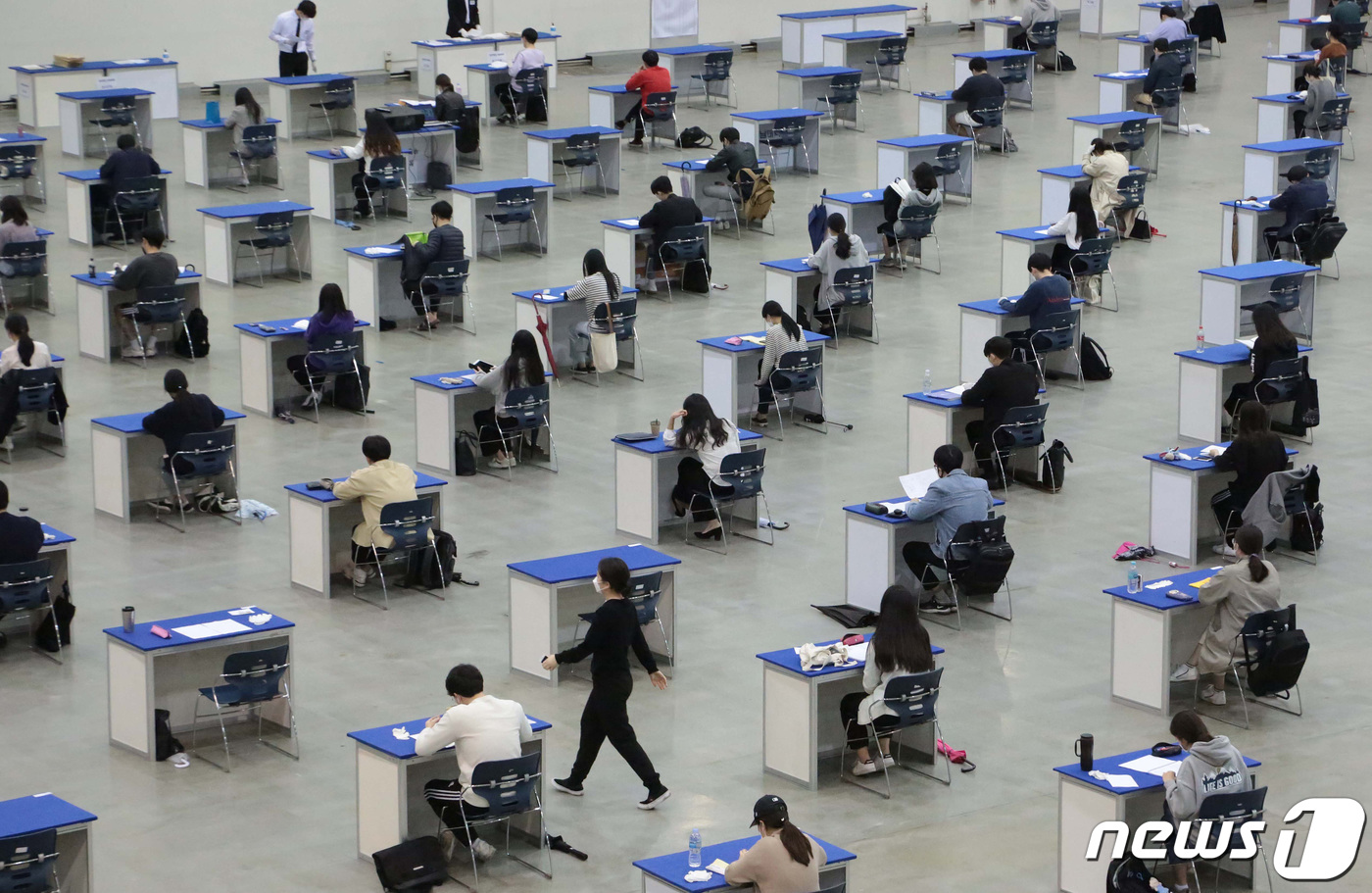 (대구=뉴스1) 공정식 기자 = 9일 오전 대구 북구 엑스코(EXCO) 실내 전시장에서 열린 경북대학교병원 2020년 제2차 정규직 공개채용 필기전형 응시자들이 3ｍ 간격으로 배치 …