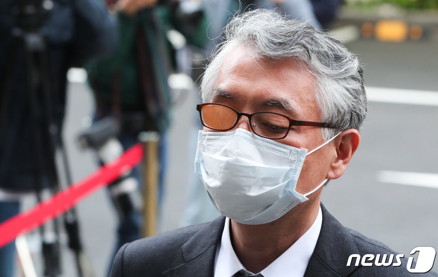 본문 이미지 - 회사 지분을 부당하게 취득해 이득을 챙긴 혐의를 받는 문은상 신라젠 대표이사가 11일 서울 양천구 서울남부지방법원에서 구속 전 피의자 심문(영장실질심사)을 받기 위해 출석하고 있다. 2020.5.11/뉴스1 ⓒ News1 허경 기자