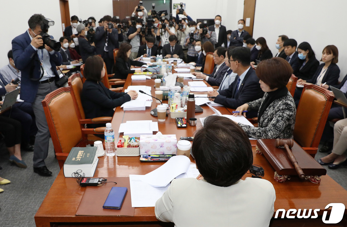 (서울=뉴스1) 박세연 기자 = 임이자 국회 환노위 고용노동소위원장(아래)이 11일 오전 서울 여의도 국회에서 열린 환경노동위원회 고용노동소위원회의를 주재하고 있다. 2020.5. …