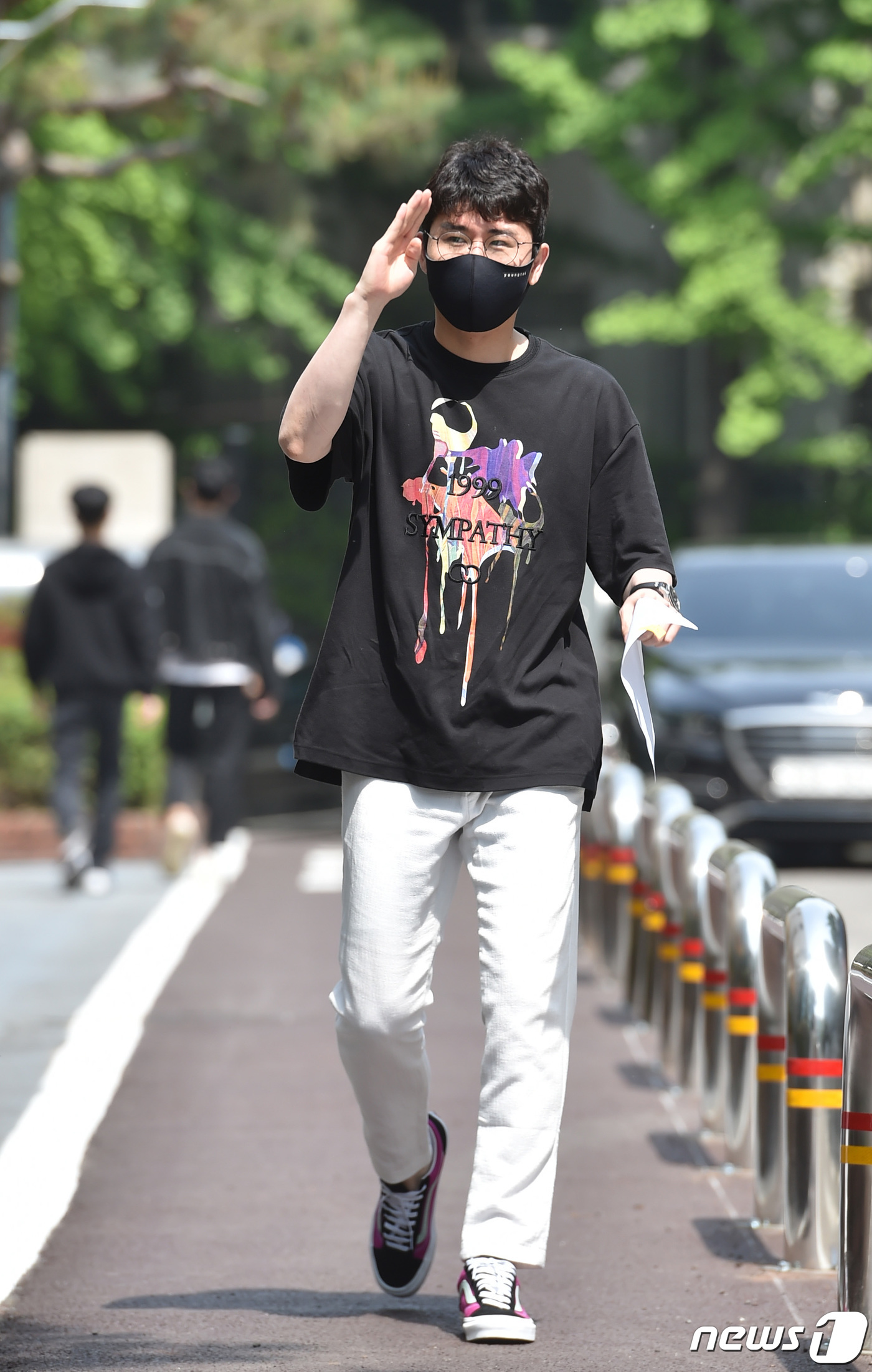 (서울=뉴스1) 권현진 기자 = '미스터트롯' 영탁이 11일 오전 서울 여의도 KBS에서 열린 KBS 2TV '불후의 명곡' 촬영을 위해 출근을 하고 있다. 2020.5.11/뉴스 …