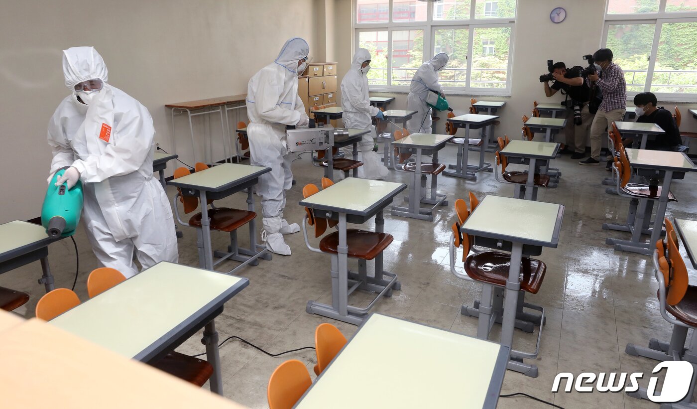 본문 이미지 - 고등학교 개학을 시작으로 순차적 등교를 이틀 앞둔 5월 11일 오전 서울 송파구 영동일고등학교 교실에서 박성수 송파구 구청장 및 보건소 방역 관계자들이 방역을 하고 있다. 2020.5.11/뉴스1 ⓒ News1 이동해 기자