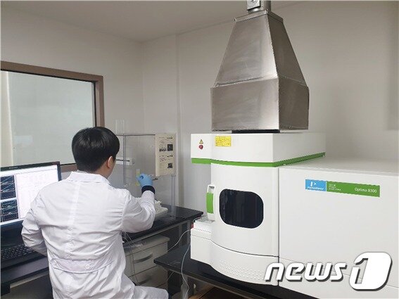 본문 이미지 - 한국조폐공사 귀금속제품 품질인증 담당 직원이 ICP장비를 이용해 금의 순도를 분석하고 있다. 금(Au)‧은(Ag) 함량이 999.9&permil; 이상이고, 철·납·구리 등과 같은 20개 원소의 불순물 함량은 0.1&permil; 미만인지를 측정한다.ⓒ 뉴스1