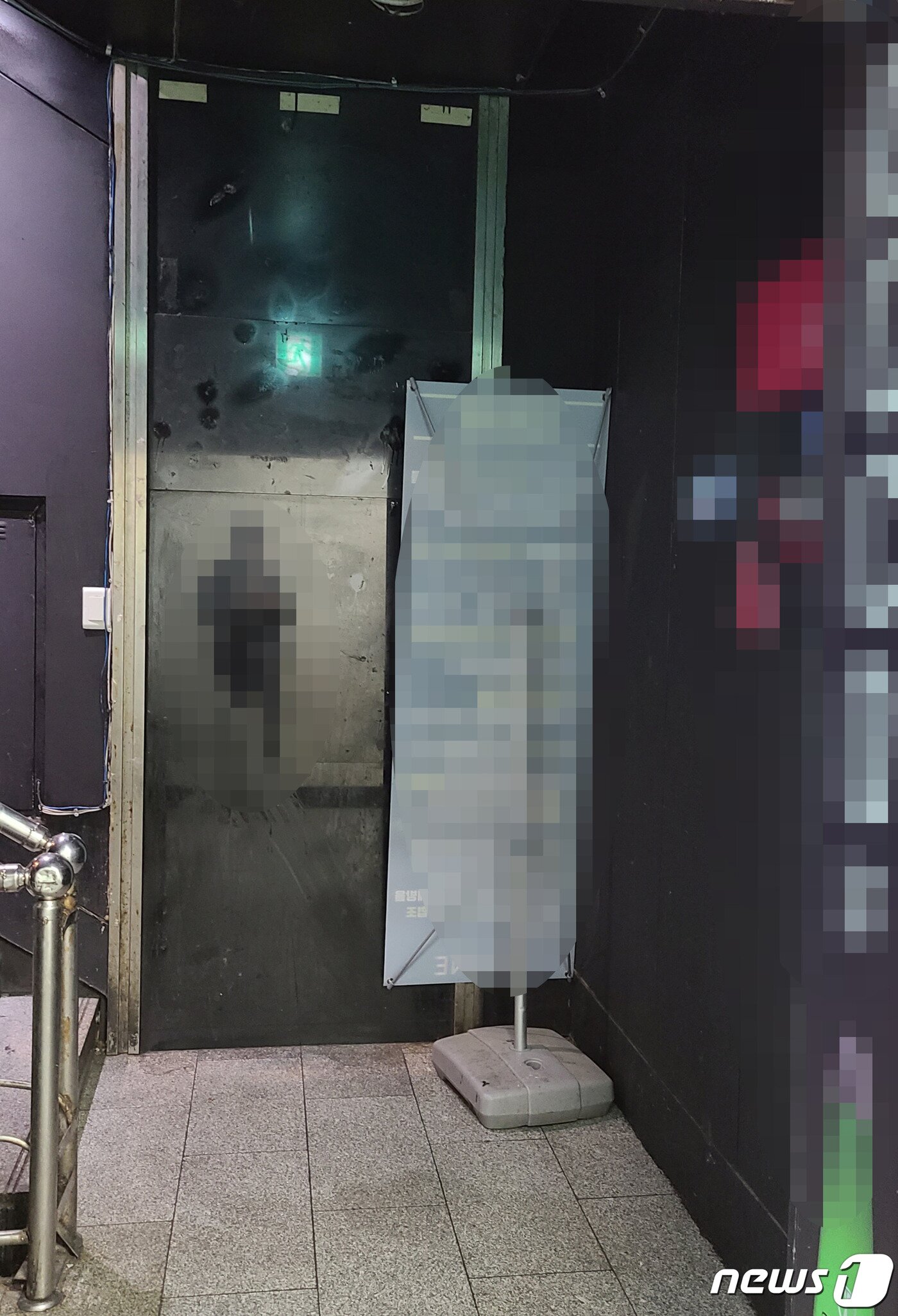 본문 이미지 - 경기 수원시의 한 유사 클럽 입구 모습. 코로나19 예방 관련 안내 배너가 벽면을 행해 방치돼 있다. ⓒ 뉴스1 최대호 기자